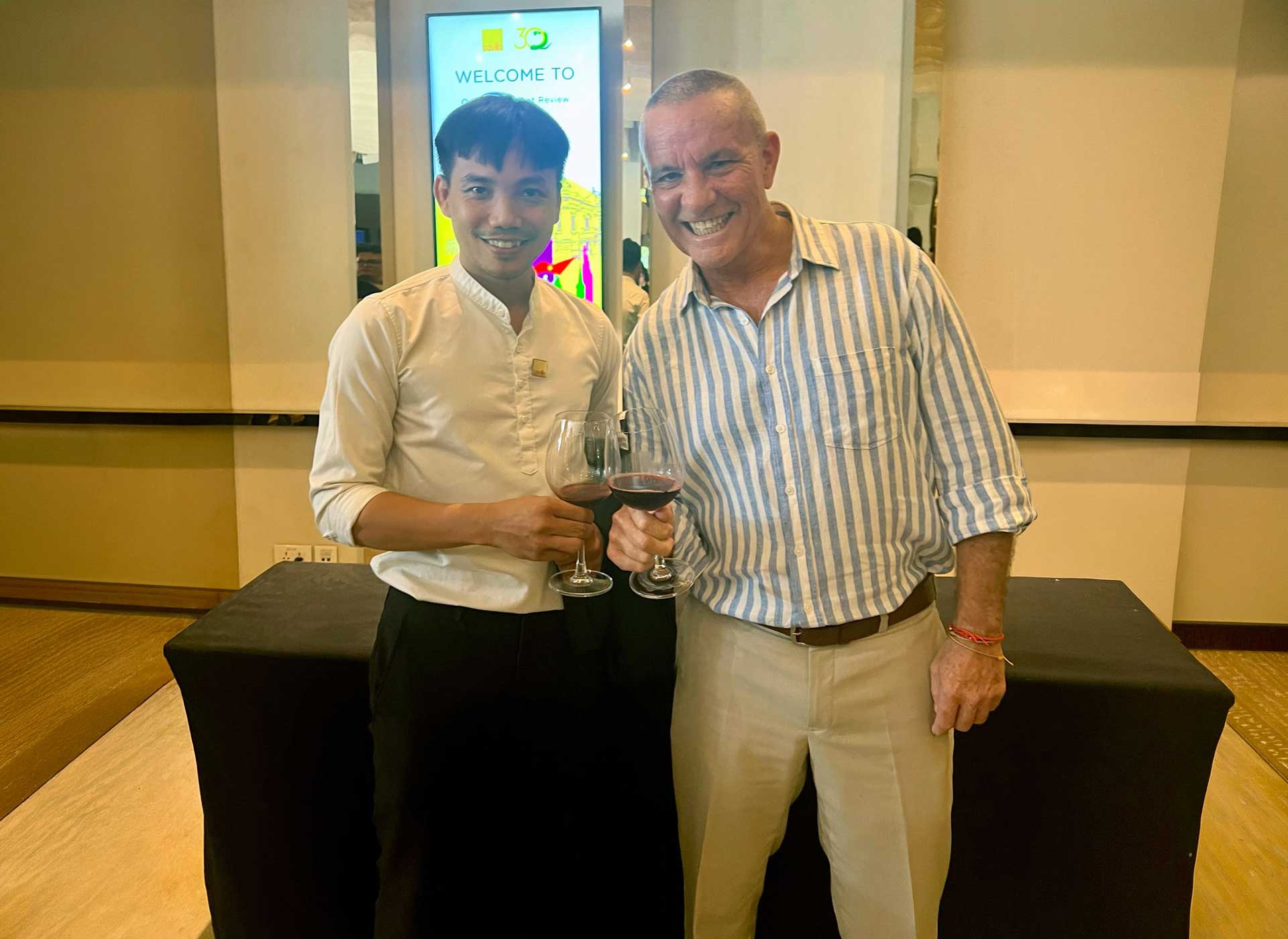 Nhà sáng tạo thiết kế concept cho sự kiện Huỳnh Khắc Vinh đứng cùng chủ tịch công ty